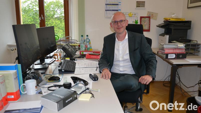 Seinen Schreibtisch im Chefzimmer des Amtsgerichts Tirschenreuth hat Wolfgang Voit seit Juni bezogen: "Ich fühle mich herzlich aufgenommen." Bild: as
