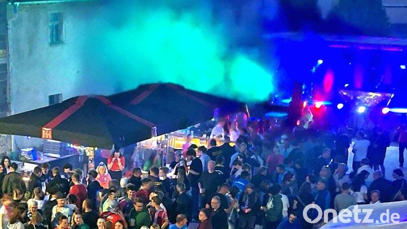 Am Abend ging es hoch her bei der Malle-Party der Feuerwehr Vilshofen. DJ Xaver legte auf. Bild: Christoph Hirzinger (vorstand@ff-vilshofen.de)