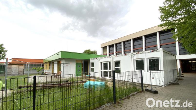 Nicht schön, aber zweckmäßig: Der Container für die altersgemischte Gruppe des Kindergartens "Moritz" in Schmidgaden. Soll er verkleidet werden? 20.000 Euro will der Gemeinderat dafür aber nicht in die Hand nehmen. Ein kostengünstigerer Vorschlag ist gefragt. Bild: Claudia Völkl