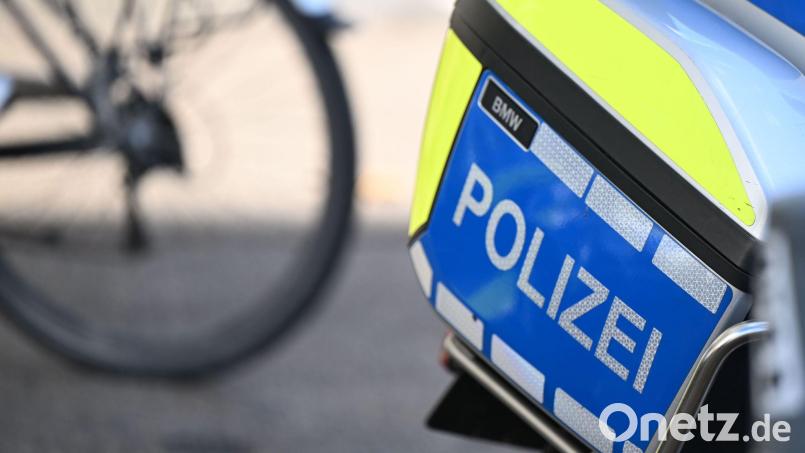 Der Fahrradfahrer stirbt an seinen Verletzungen - jetzt ermittelt die Polizei. (Symbolbild) Bild: Bernd Weißbrod/dpa