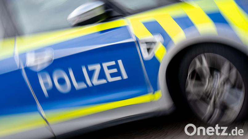 Zwei Polizisten wurden bei dem Unfall schwer verletzt. (Symbolbild) Bild: Hendrik Schmidt/dpa