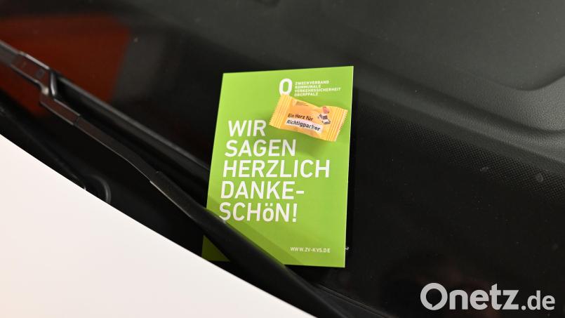 Der Zweckverband Kommunale Verkehrssicherheit Oberpfalz verteilt Dankeschön-Karten an Autofahrer, die korrekt parken. Bild: Nadine Meier ZV KVS Oberpfalz