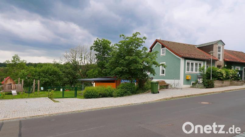 Fortgesetzt wird in Friedenfels die Sanierung und Eingliederung des alten Rathauses (rechts im Bild) in das Kinderhaus. In der jüngsten Gemeinderatssitzung stimmte das Gremium mit 7:5 und entschied sich gegen einen Neubau. Bild: Bernhard Schultes