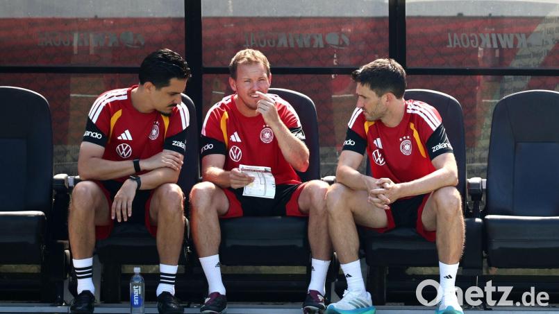 Julian Nagelsmann arbeitet an der Taktik für das zweite WM-Spiel. Bild: Christian Charisius/dpa