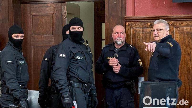 Polizeibeamte in Sturmhauben sicherten zum Prozessauftakt im Februar den Sitzungssaal im Landgericht Amberg. Ende Juni wird das Urteil gegen fünf Männer erwartet, die unter anderem mit über 20 Kilo Crystal gehandelt haben sollen. Archivbild: Stephan Huber