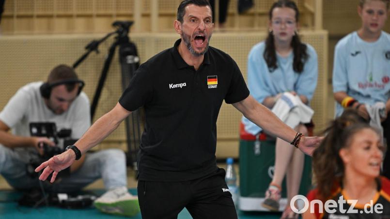 Deutschlands Cheftrainer Giulio Bregoli musste in der Nationenliga mit seinem Team die nächste Niederlage einstecken. (Archivbild) Bild: Arne Dedert/dpa