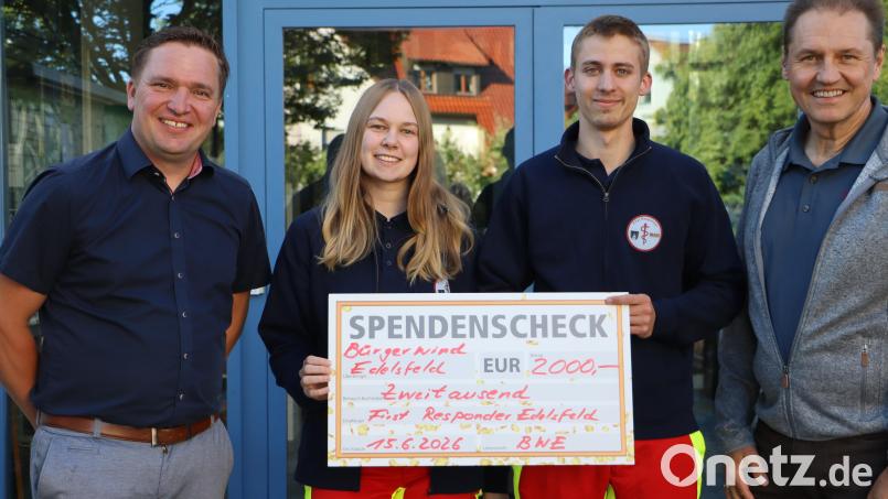 Beiratsvorsitzender Thomas Brandt (rechts) und Bürgermeister Roland Lutz (links) übergeben den symbolischen Scheck an die beiden Vertreter der First Responder Gruppe Edelsfeld Bild: Rudi Gruber