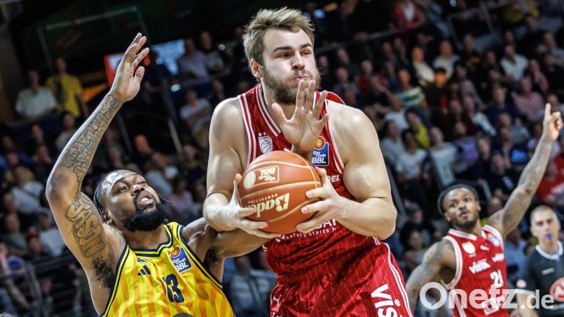 Verlässt - wie auch einige Teamkollegen - die Bamberg Baskets: Moritz Krimmer (rechts). (Archivbild) Bild: Andreas Gora/dpa