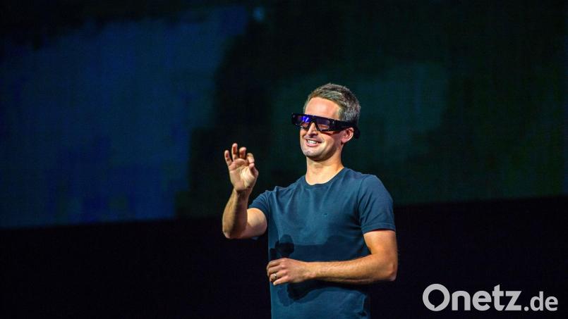Der Chef des Snapchat-Betreibers Snap, Evan Spiegel, demonstrierte Vorläufer der heutigen Specs bereits in den vergangenen Jahren. (Archivbild) Bild: Andrej Sokolow/dpa