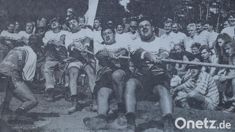 Eindrücke vom Tauziehturnier der Tauziehfreunde Vilshofen im Juni 1993. 1987 gründete sich die Sparte des Sportvereins. Bild: Archiv SV Vilshofen