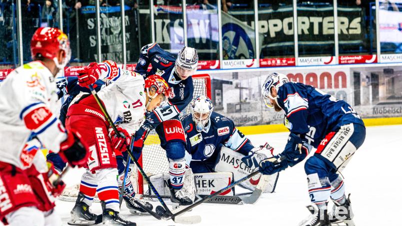 In der Saison 2024/25 duellierten sich die Blue Devils Weiden (blaue Trikots) und Selber Wölfe noch in der DEL2. In der kommenden Spielzeit 26/27 streben die Lokalrivalen eine Kooperation an. Bild: Elke Englmaier