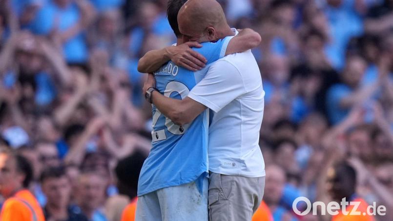 Pep Guardiola verabschiedete sich bereits im Mai von Silva (Archivbild) Bild: Alastair Grant/AP/dpa
