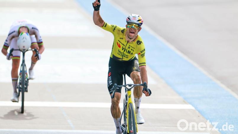 Wout van Aert (r) kann bei der Tour nur zuschauen. (Archivbild) Bild: Jean-Francois Badias/AP/dpa