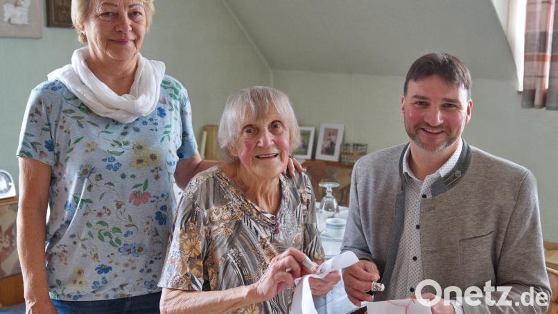 Irmgard Bäuml (Mitte) feierte vor Kurzem ihren 85. Geburtstag. Zu den Gratulanten zählten auch ihr Patenkind Martina Carda sowie Zweiter Bürgermeister Adalbert Zölch. Bild: Renate Bauer-Zölch