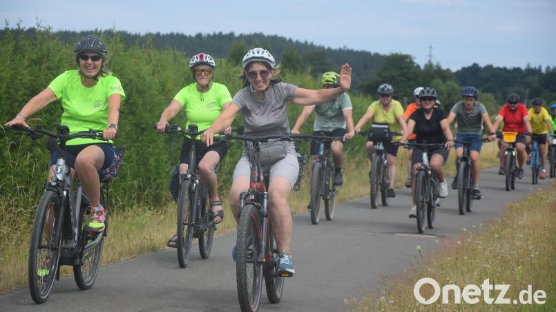 Einen Tag gemeinsam durch den Landkreis. Die NEW-Radltour vermittelt Eindrücke der Landschaft, aber auch gemeinsamen Spaß. Am 5. Juli ist Start in Windischeschenbach. Archivbild: Ernst Frischholz