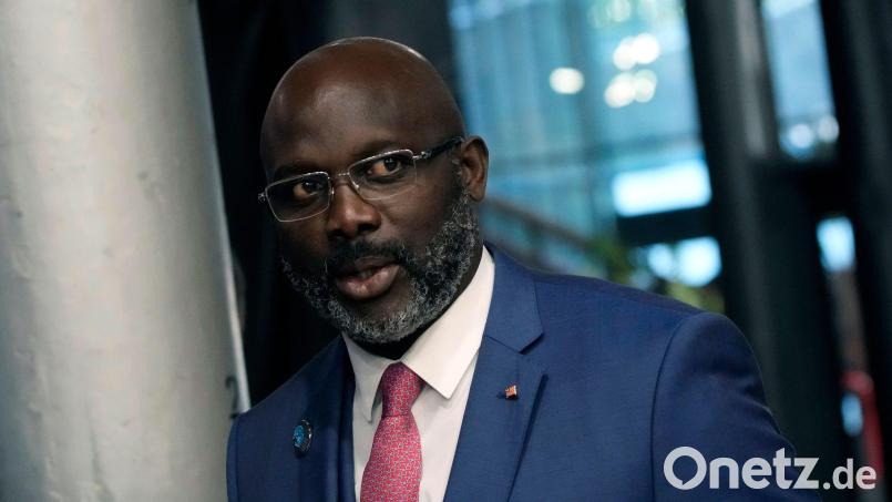 George Weah wurde nach seiner Fußballkarriere Politiker. (Archivbild) Bild: Christophe Ena/AP/dpa