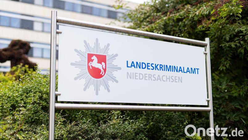 Das Landeskriminalamt Niedersachsen fahndet weiter nach einem verurteilten Mörder. (Archivbild) Bild: Michael Matthey/dpa