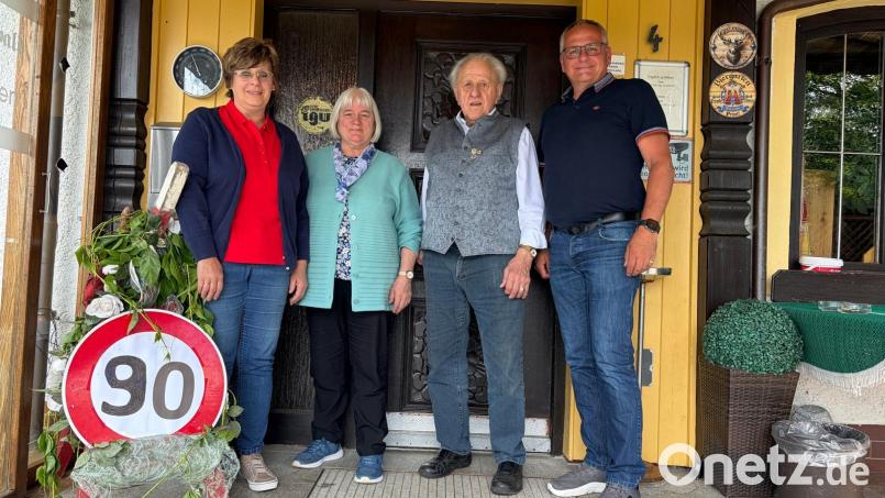 Josef Rosenberger (Zweiter von rechts) feierte seinen 90. Geburtstag. Am Vormittag gratulierten Bürgermeister Hubert Kraus (rechts) sowie Irene Ritter und Lisa Michl von der Pfarrei (von links). Am Abend gab es eine große Feier mit 200 Gästen. Bild: Gemeinde Pullenreuth/Kraus/exb