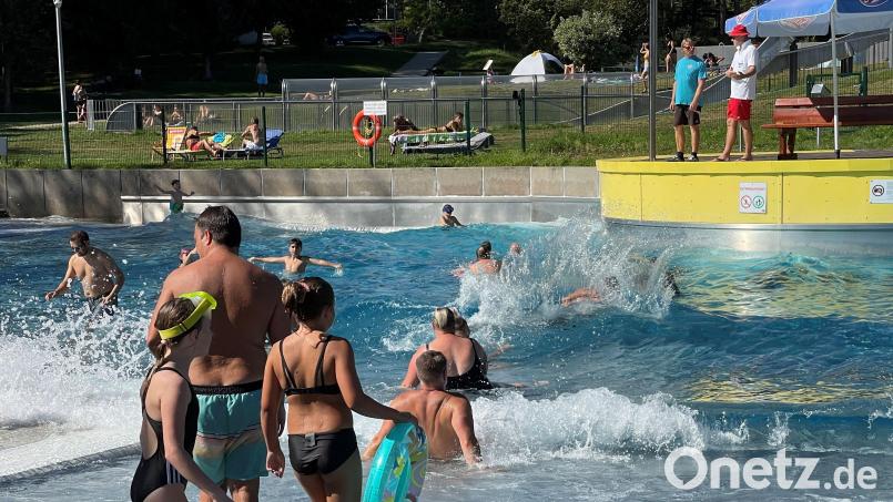 Im Wellenbecken des Schätzlerbads in Weiden gibt's Badespaß für alle großen und kleinen Wasserratten. Archivbild: Karin Wilck