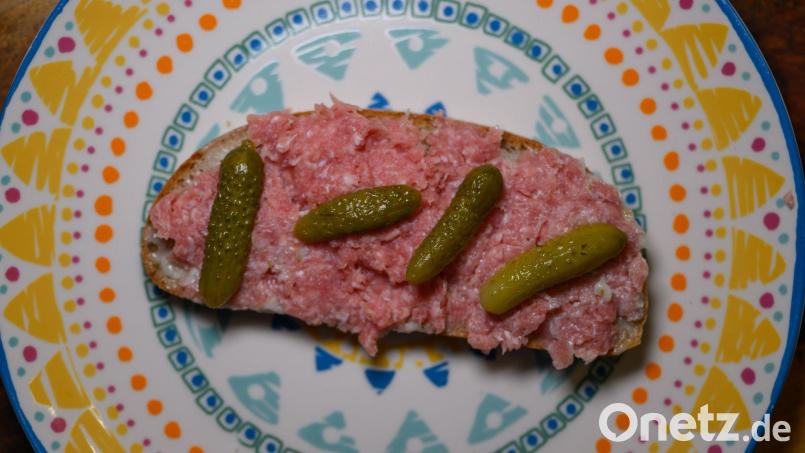 Bestimmte Zwiebelmettwurst-Produkte, die bei Aldi Süd verkauft wurden, können Durchfall-Bakterien enthalten. Der Hersteller Willms Fleisch hat sie am Donnerstag zurückgerufen und vor dem Verzehr gewarnt. (Symbolbild) Bild: Robert Michael/dpa