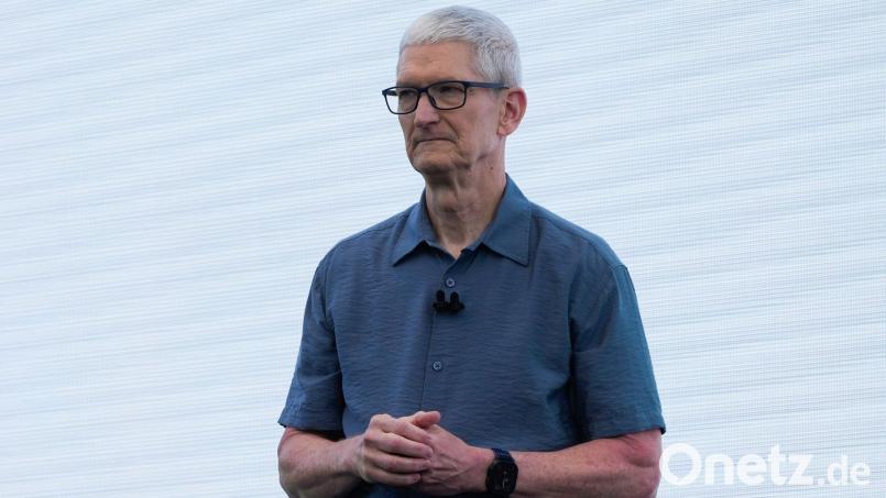 Apple-Chef Tim Cook zufolge kann der iPhone-Konzern Kunden nicht mehr wie bisher Kunden von Preiserhöhungen bei Bauteilen abschirmen. (Archivbild) Bild: Jeff Chiu/AP/dpa