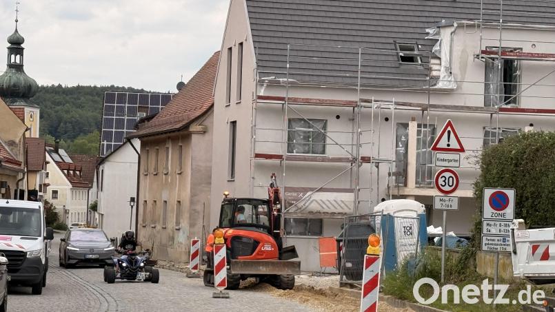 Am Anfang der Woche begannen die Bauarbeiten zur Glasfaserverlegung. Bild: Heidi Kurz
