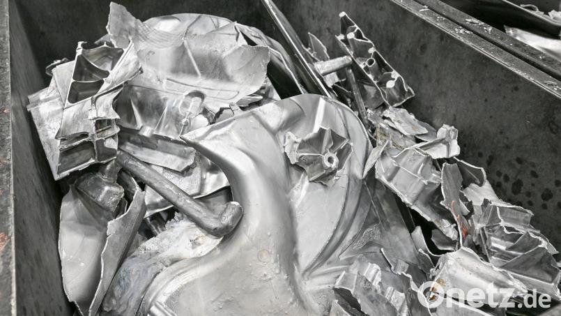 Aluminium aus Autoteilen soll künftig öfter wiederverwendet werden. (Symbolbild) Bild: Patrick Pleul/dpa