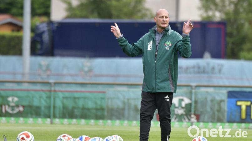 Für Trainer Tobias Rösl und die DJK Ammerthal stehen die ersten Testspiele an. Bild: Hubert Ziegler