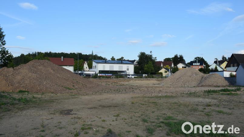 Gleich am Ortseingang von Schwarzenfeld soll die Wohnanlage "Wohnpark am Miesberg" gebaut werden. Die Erdarbeiten hatten bereits begonnen, wurden aber wegen fehlender Genehmigung wieder eingestellt. Bild: Richard Braun