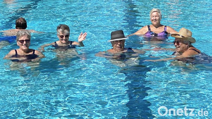 Vor der Mittagshitze ein kühles Bad im Freizeit- und Erholungszentrum Perschen: Dieser Stammgästerunde macht das sichtlich Spaß. Bild: Claudia Völkl