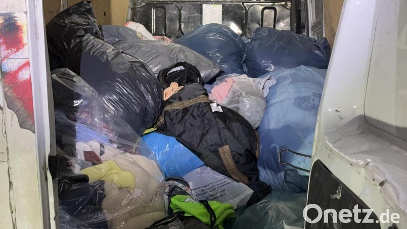 Die Polizei Schwandorf hat drei Personen festgenommen, die Altkleider aus Containern gestohlen haben sollen. Symbolbild: Polizeiinspektion Schwandorf
