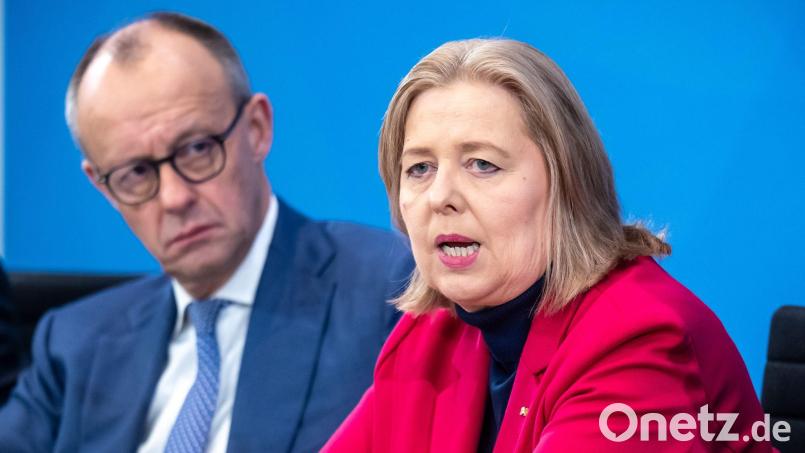 Kanzler Merz und Arbeitsministerin Bas bekommen am Dienstag den Rentenbericht. Bild: Michael Kappeler/dpa