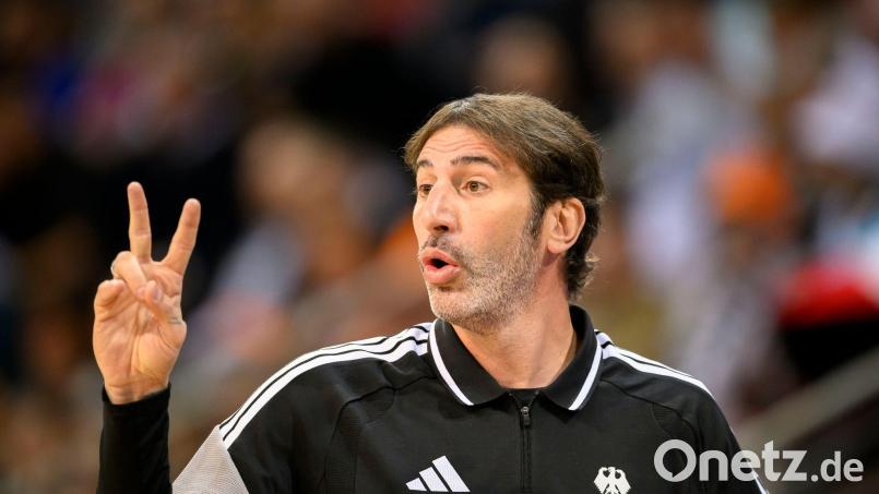 Trainiert Nationalcoach Alex Mumbrú bald auch einen Club? (Archivbild) Bild: Anke Waelischmiller/dpa