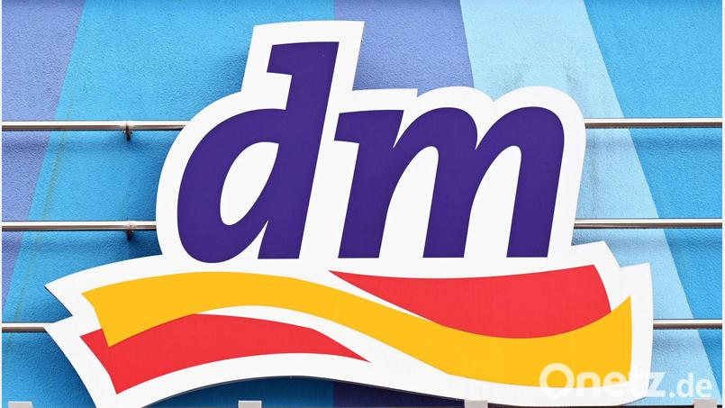 Der Drogeriemarkt dm ruft einen Esslernlöffel zurück. (Illustration) Bild: Uli Deck/dpa