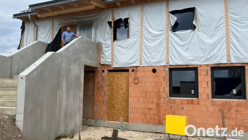 Im Erdgeschoss ist Platz für die Werkstatt. Die Übungsstrecke und der Schulungsraum im ersten Stock sind über eine separate Treppe zugänglich. Im Bild Schwarzenfelds Bürgermeister Peter Neumeier. Bild: ihl