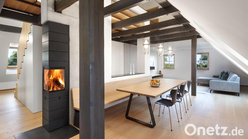 Unter dem Dach eines Einfamilienhauses in Leuchtenberg entstand eine komplette Wohnung auf zwei Etagen. Architekt Volker Schwab wurde dafür mit dem Prädikat "Flächensparen" ausgezeichnet. Bild: Erich Spahn