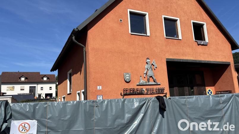 Die Brandschäden am Gerätehaus der Feuerwehr Iffelsdorf verbergen sich hinter dem Zaun mit Sichtschutz. In wenigen Tagen steigt das Gründungsfest auf dem Gelände gegenüber. Bild: sbö