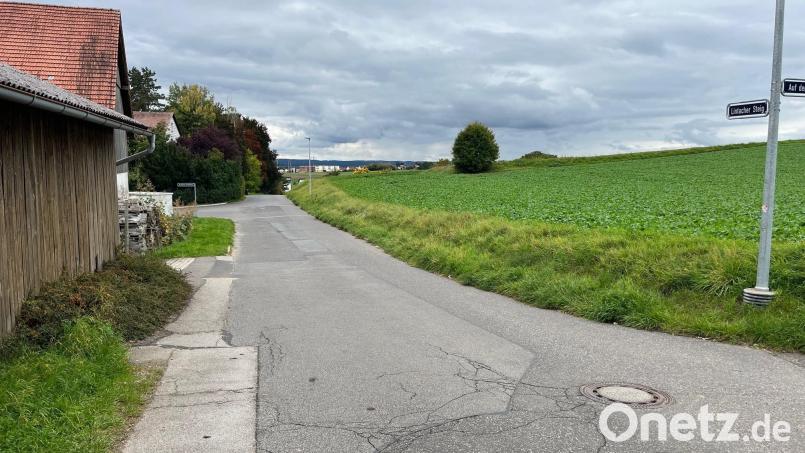 Der Lintacher Steig in Krumbach. Der Amberger Stadtteil sollte zu einer 30er-Zone werden. Jetzt darf dort weiterhin mit Tempo 50 gefahren werden. Bild: ass