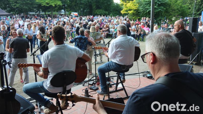 "Austria 7" locken Besucher zum Tanzen vor die Bühne. Bild: Helmut Kunz