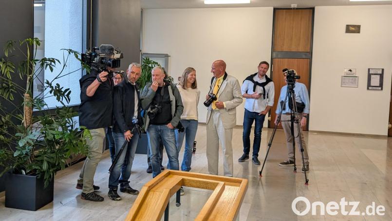 Mehr als üblich , aber auch nicht endlos viele Journalisten warten auf den Auftakt zum Prozess um den Müllskandal. Rechts stehen die beiden Berichterstatter aus Tschechien. Bild: wüw