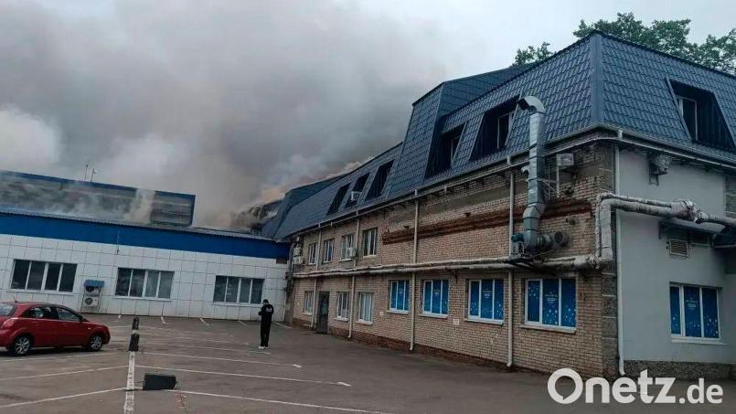 Bei dem Angriff auf die Moskauer Raffinerie wurden auch Gebäude im Umland der Hauptstadt beschädigt. Bild: Moscow Region Governor/AP/dpa