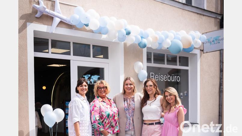 Hannah Vogl (Mitte) bei der offiziellen Eröffnung des neuen Domizils von Unique Travel inmitten ihres Teams mit Franziska Farr, Silvia Schoberth (von links), Lena Deichler und Jacqueline Ullmann (von rechts). Bild: Franziska Farr