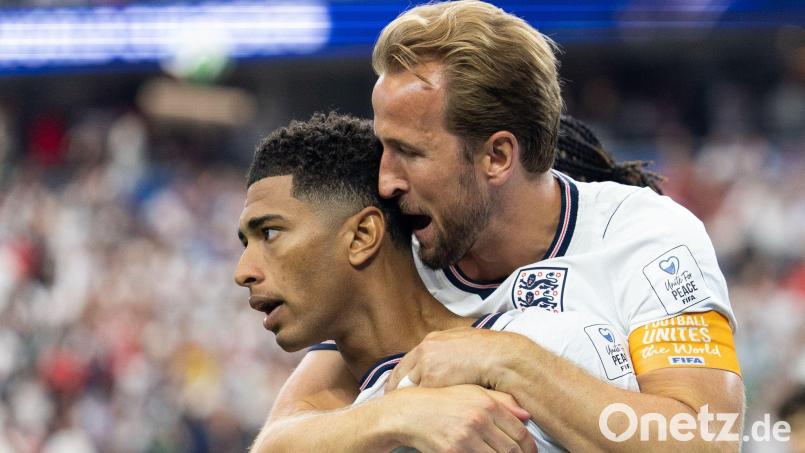 Werden von der internationalen Presse nach Englands WM-Sieg gegen Kroatien gefeiert: Harry Kane (r) und Jude Bellingham Bild: Daniel Mcgregor-Huyer/ZUMA Press Wire/dpa