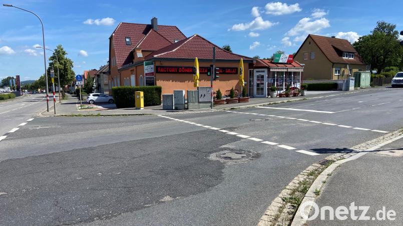 Der Langangerweg am Wagrain in Amberg (rechts). Er soll bis zur Hammermeisterstraße eine Fahrradstraße werden. Doch wie biegen umgekehrt die Radler künftig auf den Geh- und Radweg entlang der Bayreuther Straße ein? Bild: Andreas Ascherl