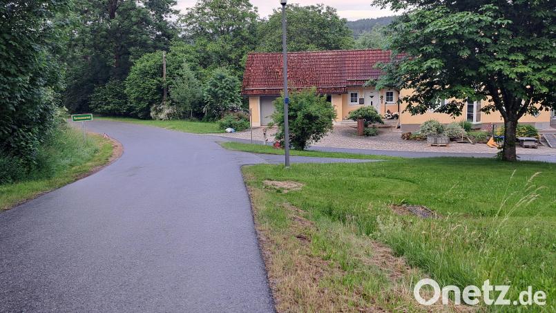 Jeweils 100 Meter in beiden Richtungen zur Hofausfahrt der Anwohner in Hermannsried gilt künftig die Geschwindigkeitsbegrenzung von 60 km/h. Bild: Elfriede Weiß