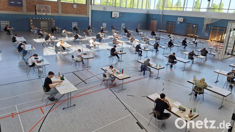 Konzentriert schwitzten die Schülerinnen und Schüler über der Abschlussprüfung im Fach Deutsch. Bild: Nadine Paulus
