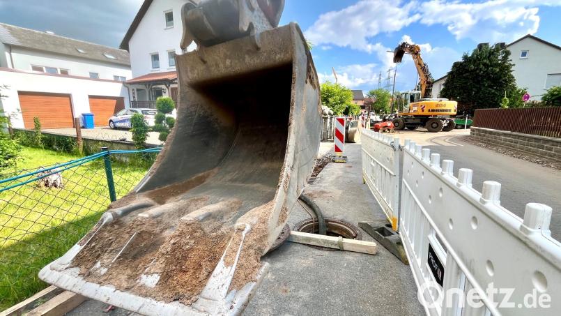Die Roschauer Straße im Stadtteil Ullersricht ist seit Mai für den Durchgangsverkehr gesperrt. Die Stadtwerke Weiden erneuern hier die Kanal-, Gas- und Wasserleitungen auf einer Länge von 500 Metern. Das wird dauern und von den Anwohnern viel Geduld abverlangen. Bild: Gabi Schönberger