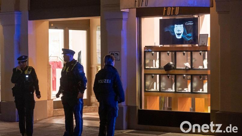 Bei dem Überfall hatten zwei Männer Schmuck im Wert von mehreren Hunderttausend Euro erbeutet. (Archivbild) Bild: Peter Kneffel/dpa