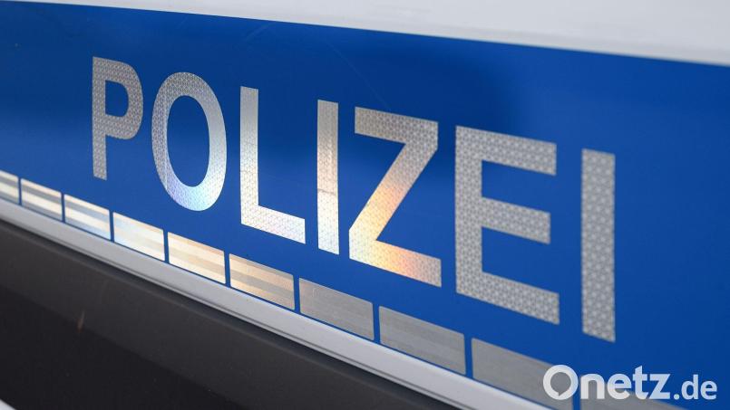 Die Polizei hindert den Mann gewaltsam vor der Flucht zu Fuß. (Symbolbild) Bild: Daniel Vogl/dpa