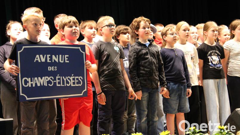 Ein abwechslungsreiches Programm bekamen die Besucher der beiden identischen Sommerkonzerte der Lobkowitz-Realschule geboten. Der Chor der Klasse 5c hatte musikalische Erinnerungen an die "Champs Elysées". Bild: Hans Prem